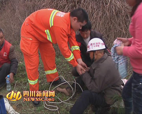 忠犬带路领搜救人员救出被困山崖79岁主人
