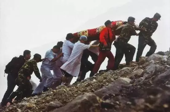 漫展有人穿维和部队军装下跪?媒体:丢人 涉嫌违法